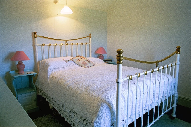 treeve-cottage-bed
